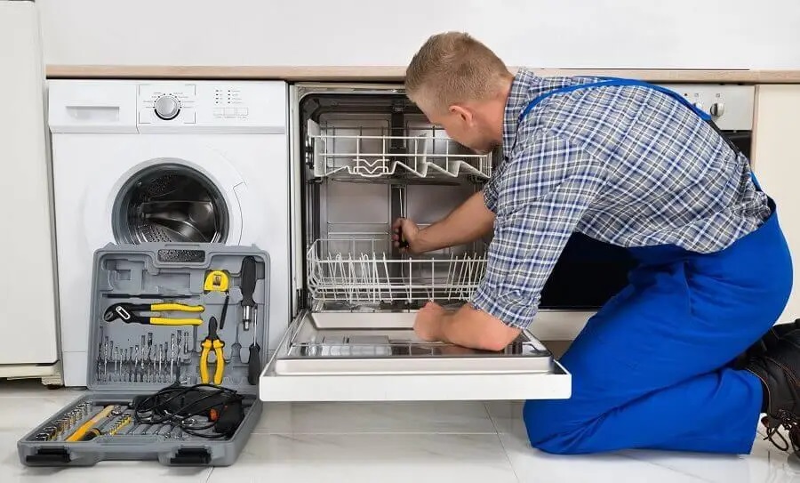 Dilovası Bosch servisi teknisyen ekibi beyaz eşya tamiri yaparken